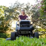 Murray MT100 42 in. 13.5 HP 500cc E1350 Series Briggs and Stratton Engine 6-Speed Manual Gas Riding Lawn Tractor Mower - Image 3